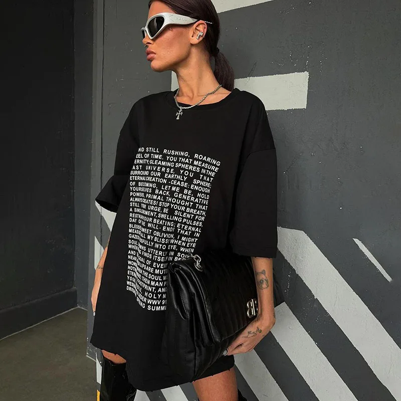 

Женская свободная футболка с буквенным принтом, модель сезона весна-лето 2024