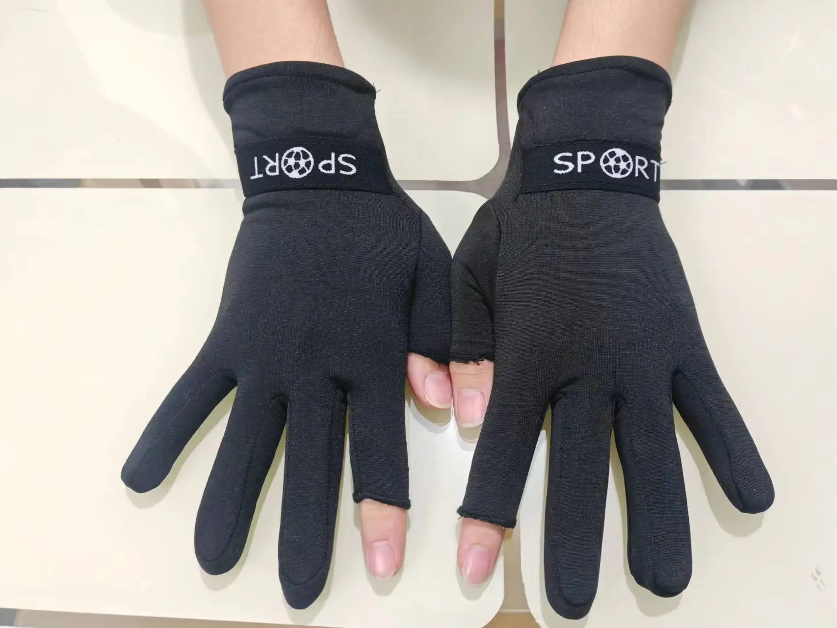 Exposed two finger letter style, thickened and plush insulation, leaking two finger gloves, computer typing operation,