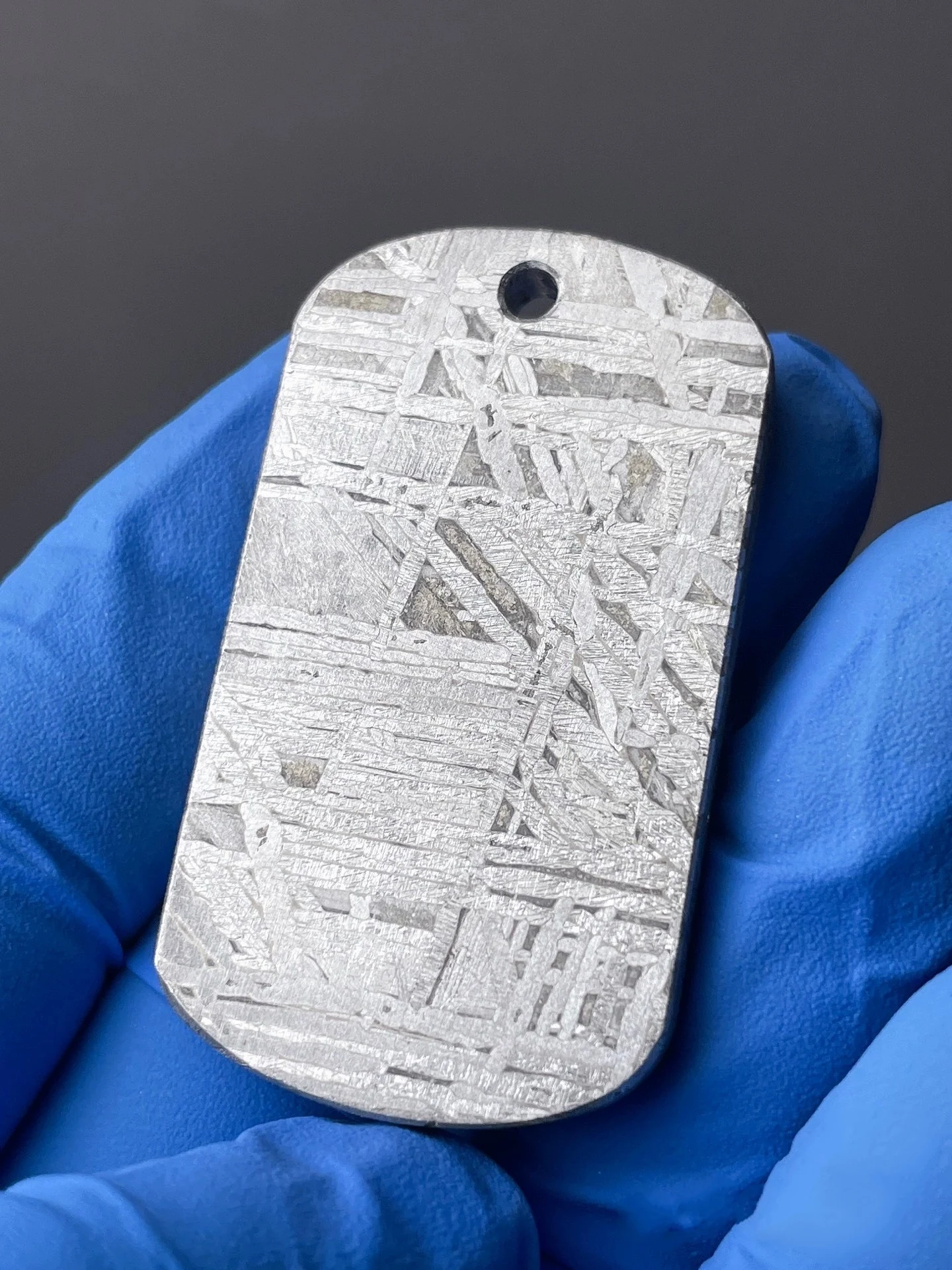 

1Pcs Natural Altay Iron Meteorite Military Brand Pendant Home Falling Stone Crafts Decoration About 50X28X4mm Random Shipment