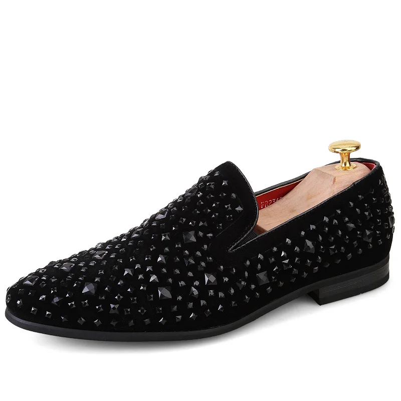 QUAOAR Man Spikes Flat Shoes Rhinestone Designer Men Loafer Dress Shoes Men Casual Diamond Pointed Toe Hombre