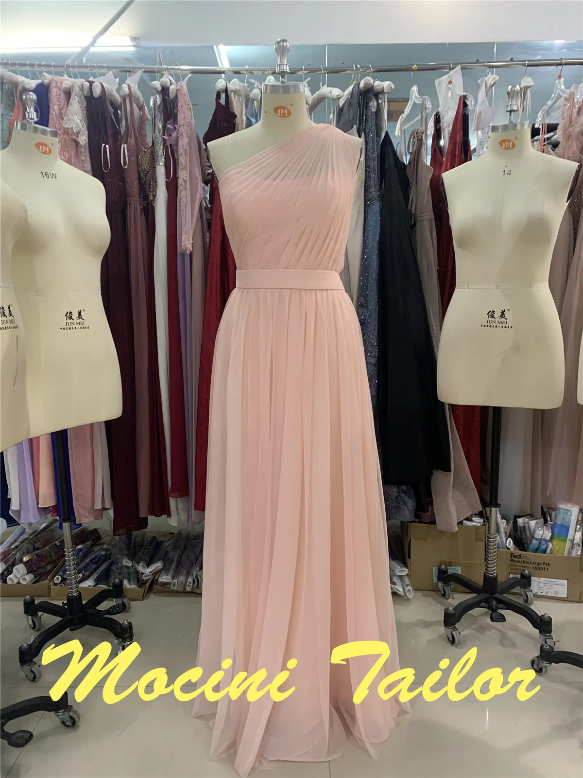 

2024 Soft Pink Chiffon Tulle Long Sleeveless Pleats One-shoulder Luckgirls Bridesmaid Dress Mocini Tailor