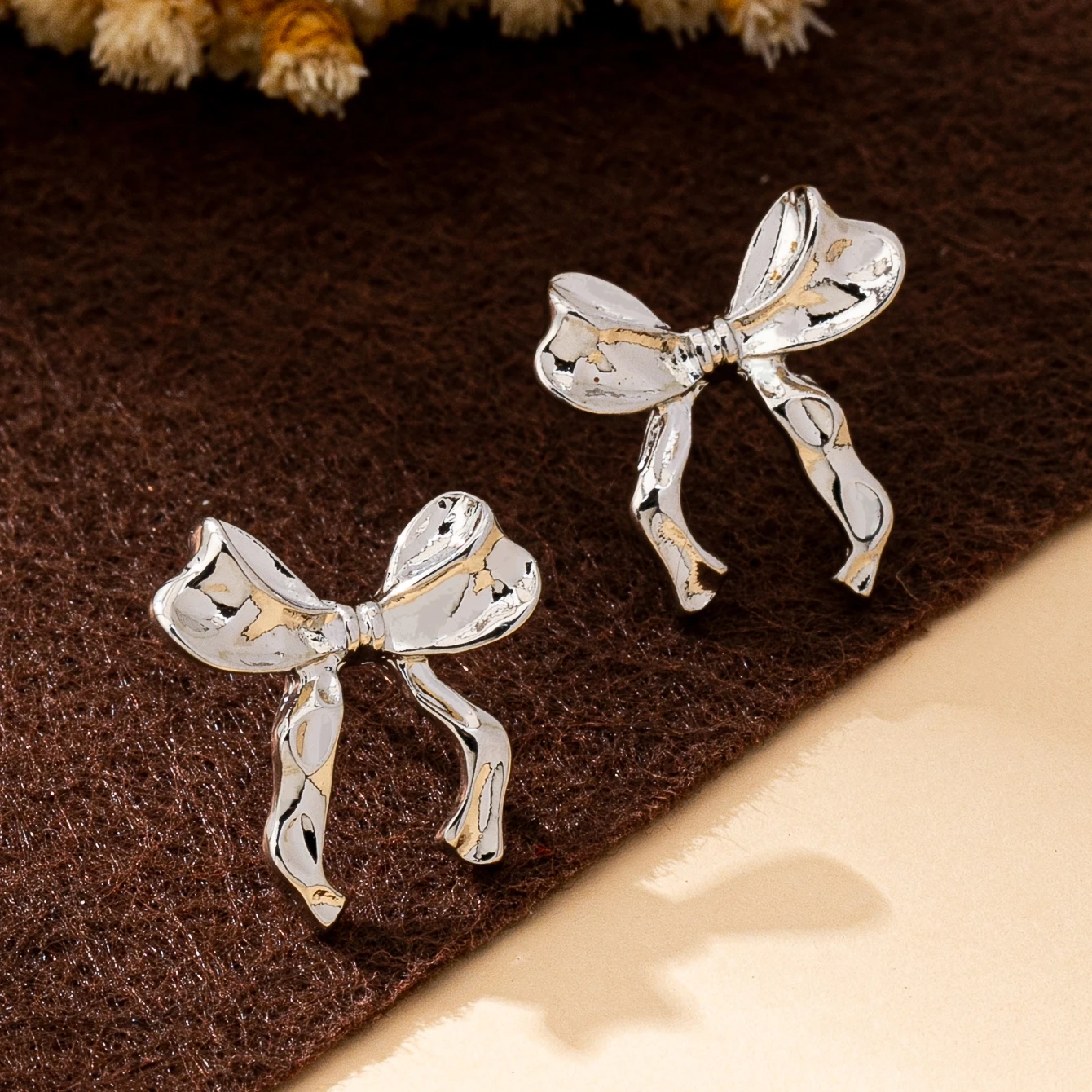 Women's Simple Bowknot Stud Earrings - Detail View 2