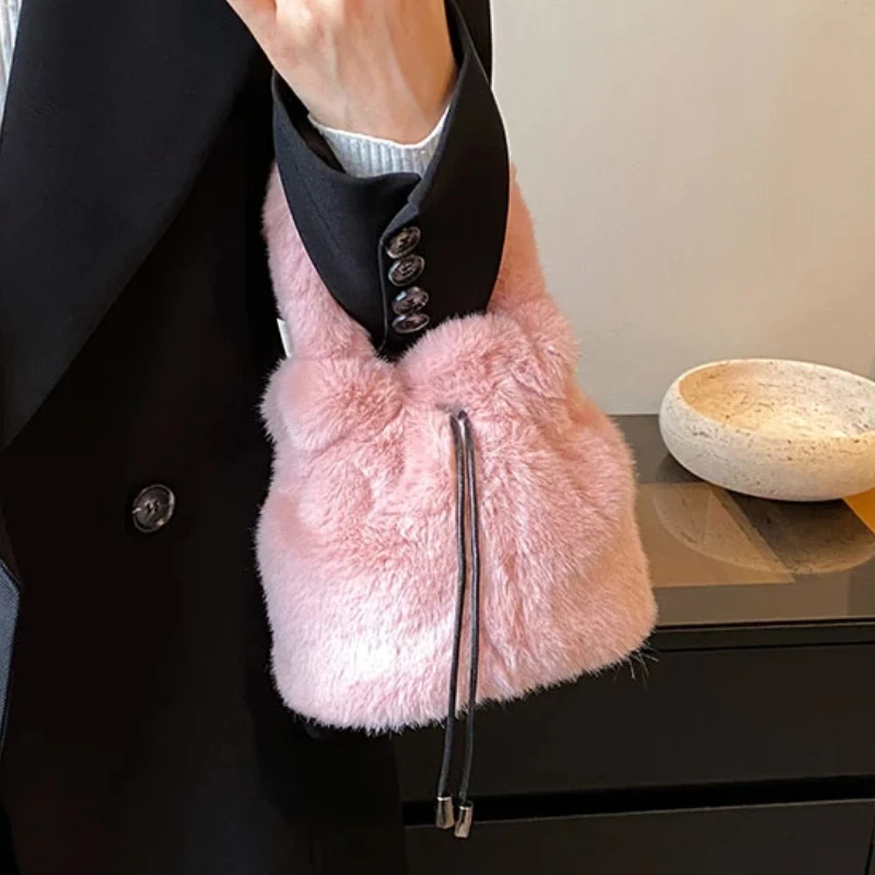 

New Shoulder Bag for Women's Bag Released in 2024 High Quality Plush Material Fashion Large Capacity Casual Bucket Handbag