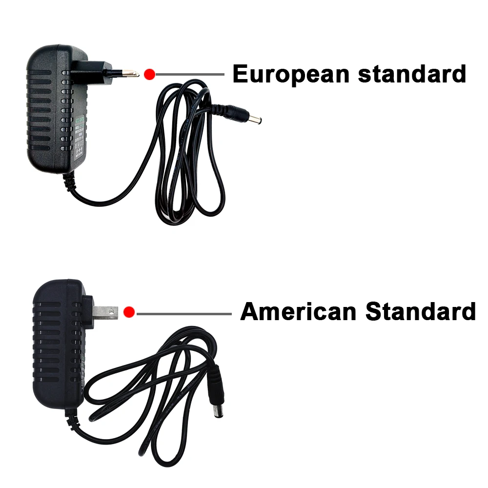 Adaptador de corriente compacto negro 12V 2A descansando sobre una superficie