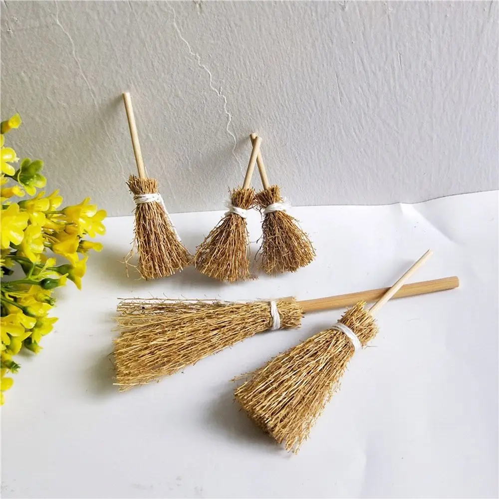 5pcs/Bag Hand Tying Scene Mini Broom Witch Tool Ornaments Witch Straw Brooms Kitchen Garden 1:12 Dollhouse Decor Halloween