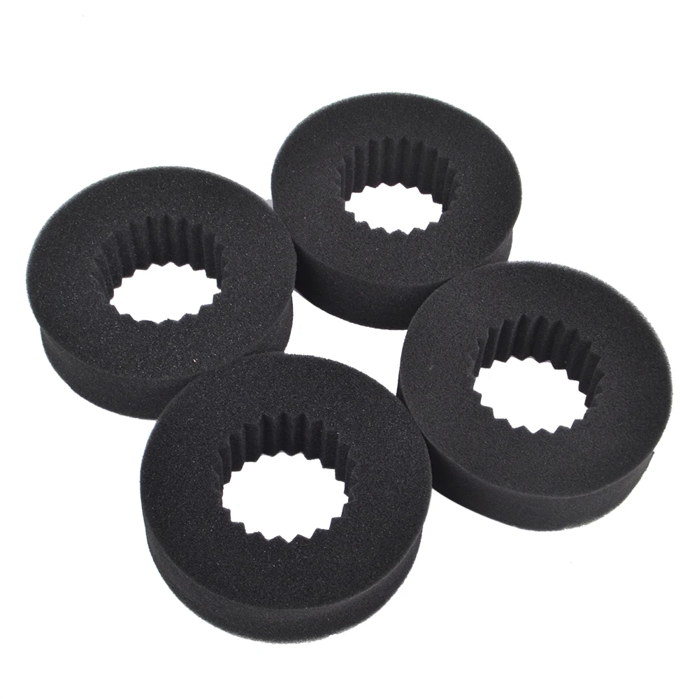 Pneus RC 1/10 en caoutchouc posés à côté d'un châssis Tamiya GF-02, compatibles BlackFoot.