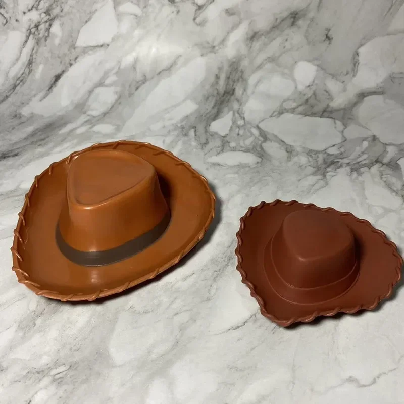 Genuine Bulk Toy Story Accessori Per Cappelli Legnosi Ornamenti Modello, Leggermente Imperfetti, Attenzione, Accessori Legnosi Toy Story.