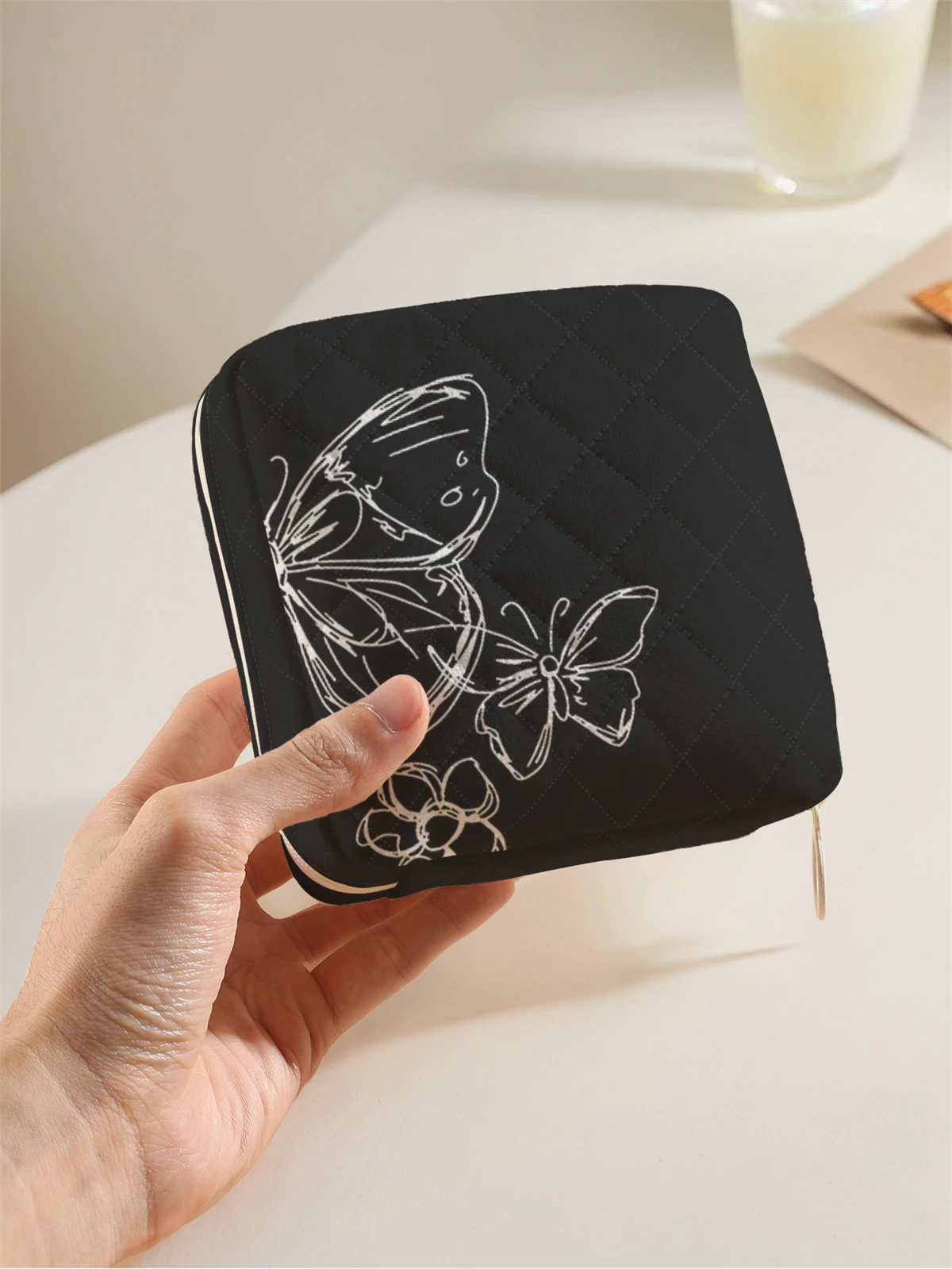 1 portable sanitary napkin storage bag, made of butterfly pattern and diamond mesh material, lightweight women's tissue bag