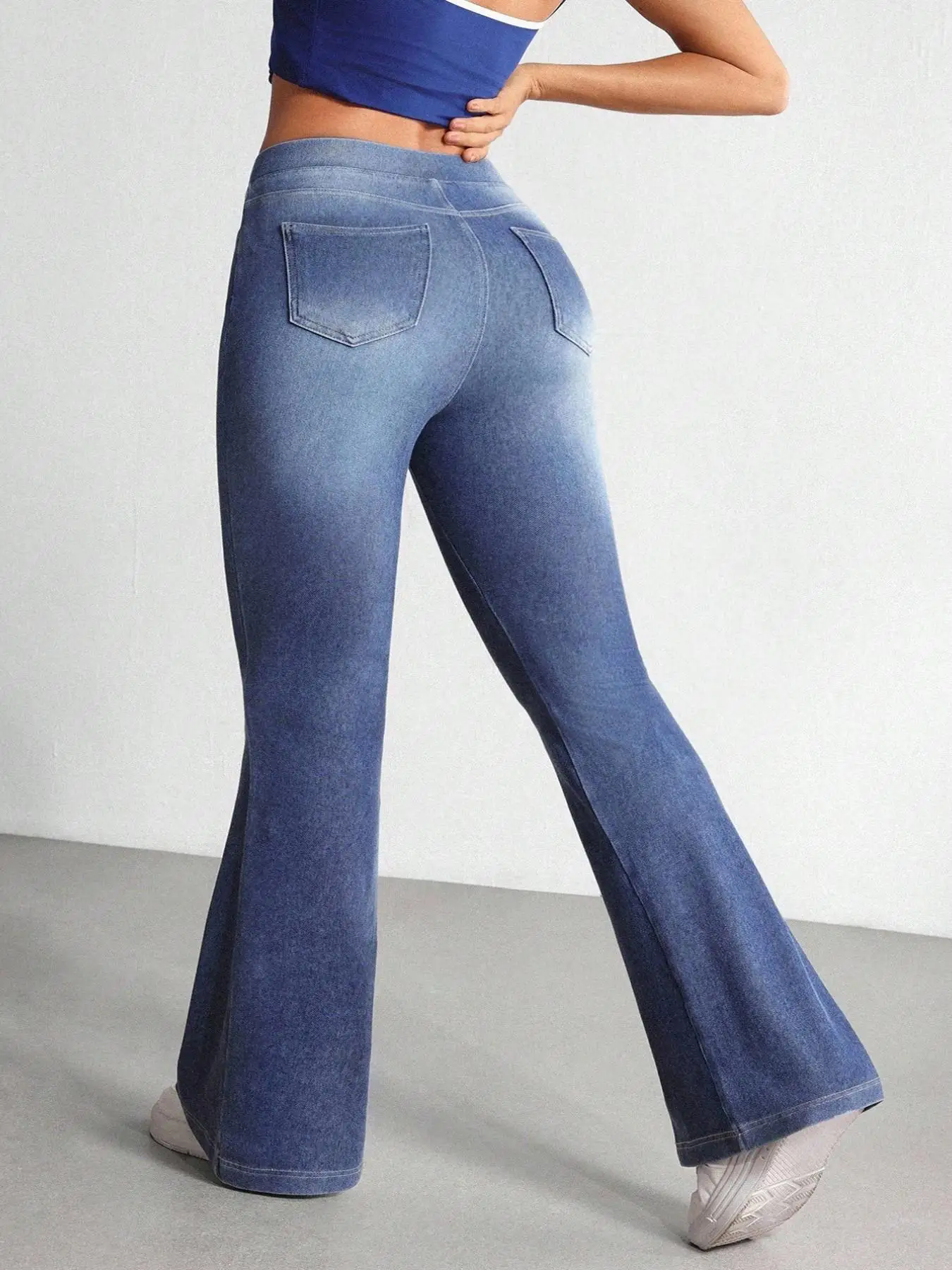 Jean bootcut taille haute extensible dans les quatre sens, grande taille, en denim doux avec effet ventre plat