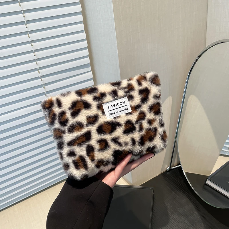 1 Piece Furry Fashion Cosmetic Bag for Women Retro Classic Leopard Print Style Makeup Bag Large Capacity Travel Storage Bag