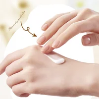 150g Peach Hand Cream, Rich in Glycerin, Peach Extract Essence, Tocopherol, and Other Ingredients, with a Moisturizing Texture That Is Non-Greasy. It Can Nourish Dry Skin, and Can Be Used for Hand, Foot, and Body Care, Keeping the Skin Hydrated, Soft, Smooth, and Radiant. Suitable for Rough and Dry Skin. 3