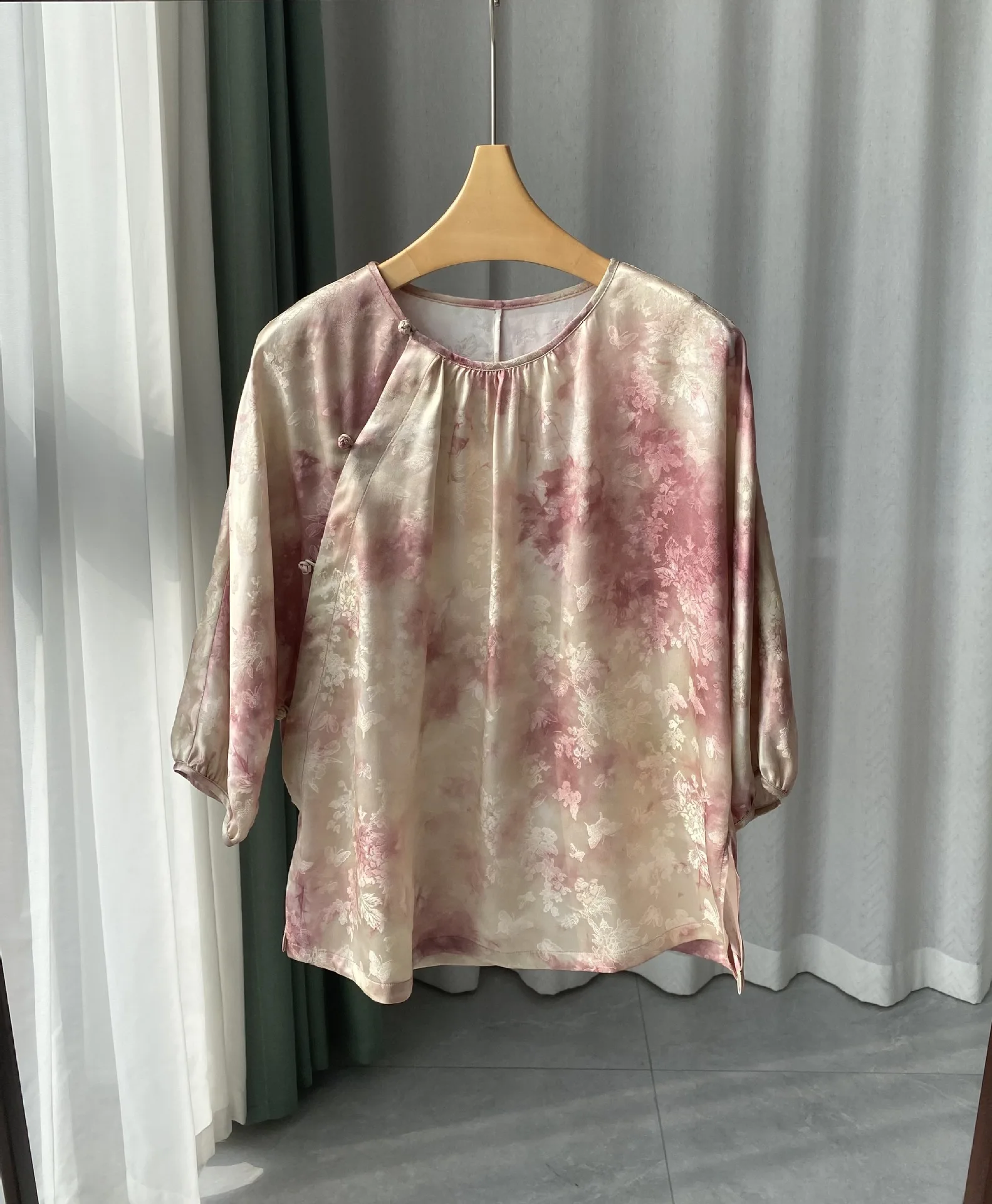 

2024 Early Spring Retro New Chinese Style Handmade Tie-Dye Silk Floral Jacquard Round Neck Women Shirt