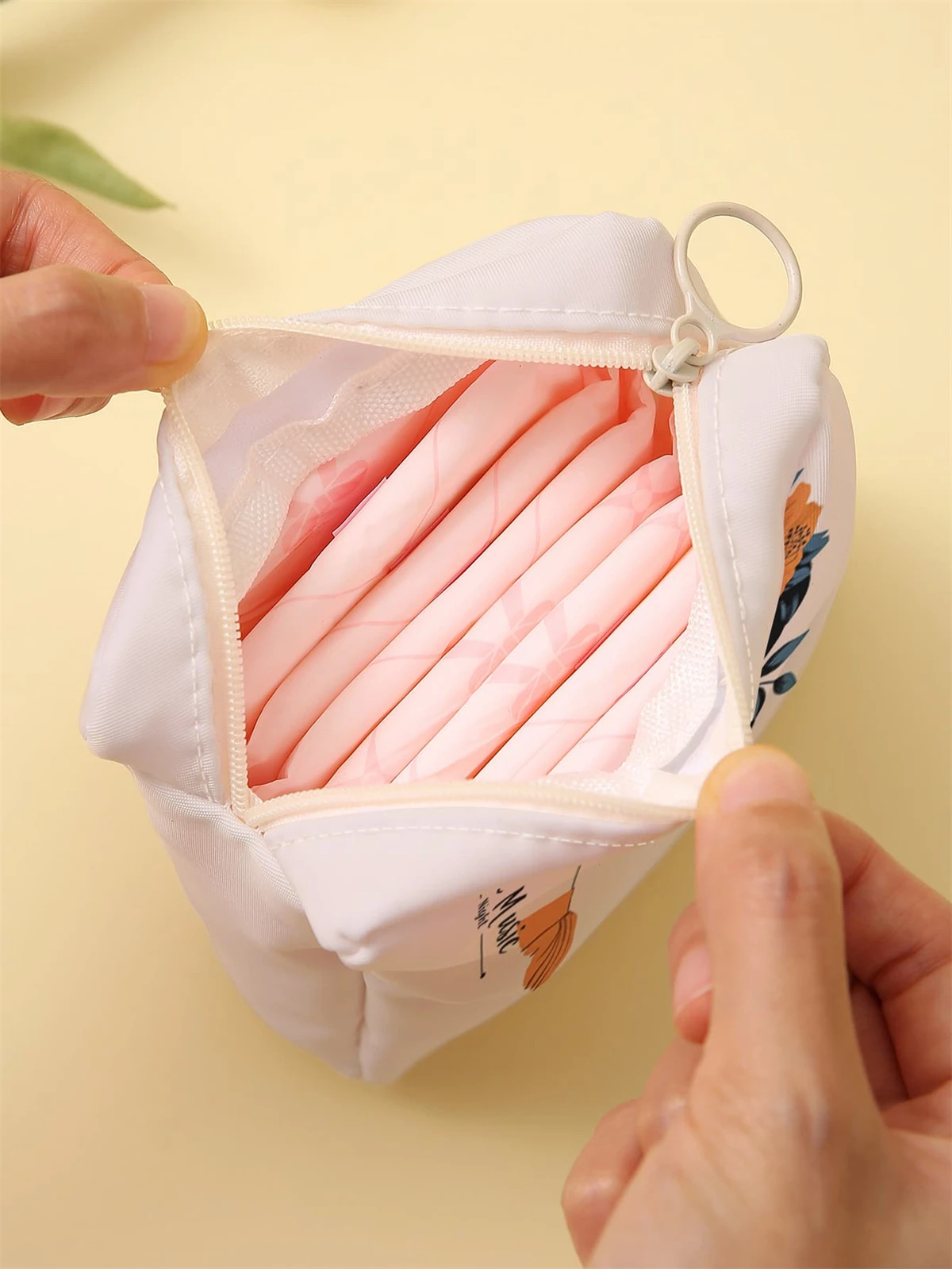 Cartoon portrait pattern printed sanitary napkin storage bag, women's lightweight tissue bag, sanitary tissue bag