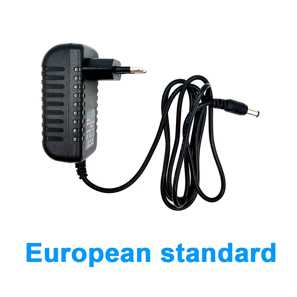 Vista lateral del adaptador de corriente 12V 2A con enchufe