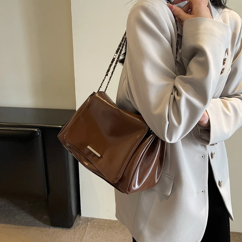 

Large capacity underarm bag for women in 2024, new high-end French niche tote bag, retro one shoulder crossbody bag