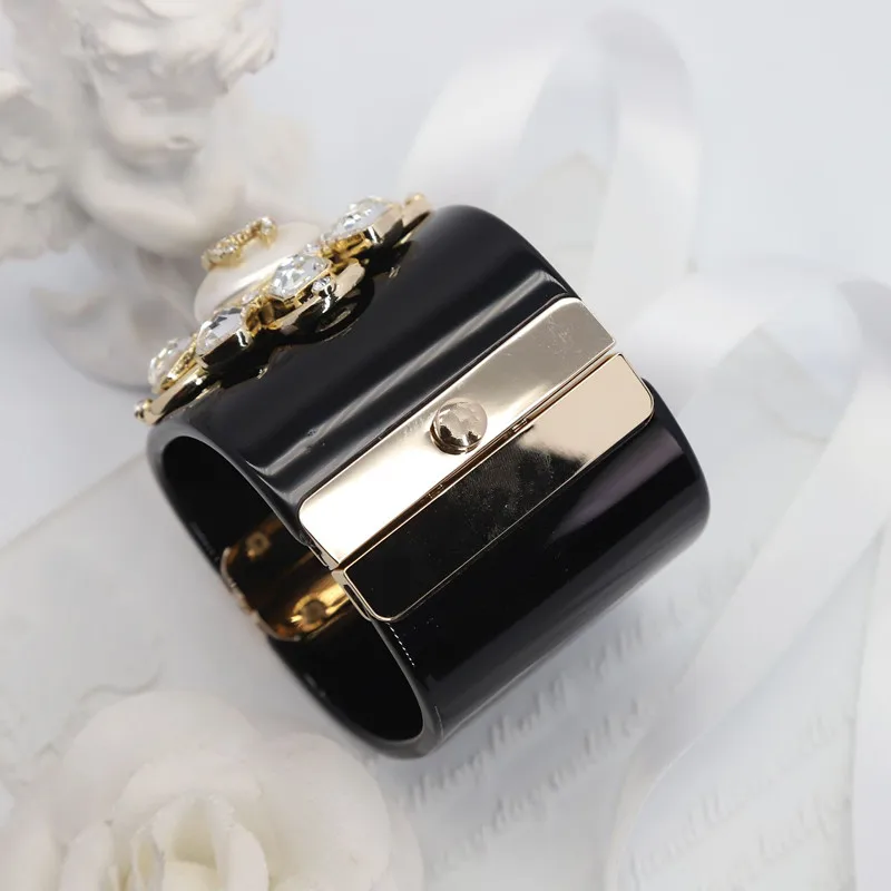 

Women's bracelet with high quality petal crystal