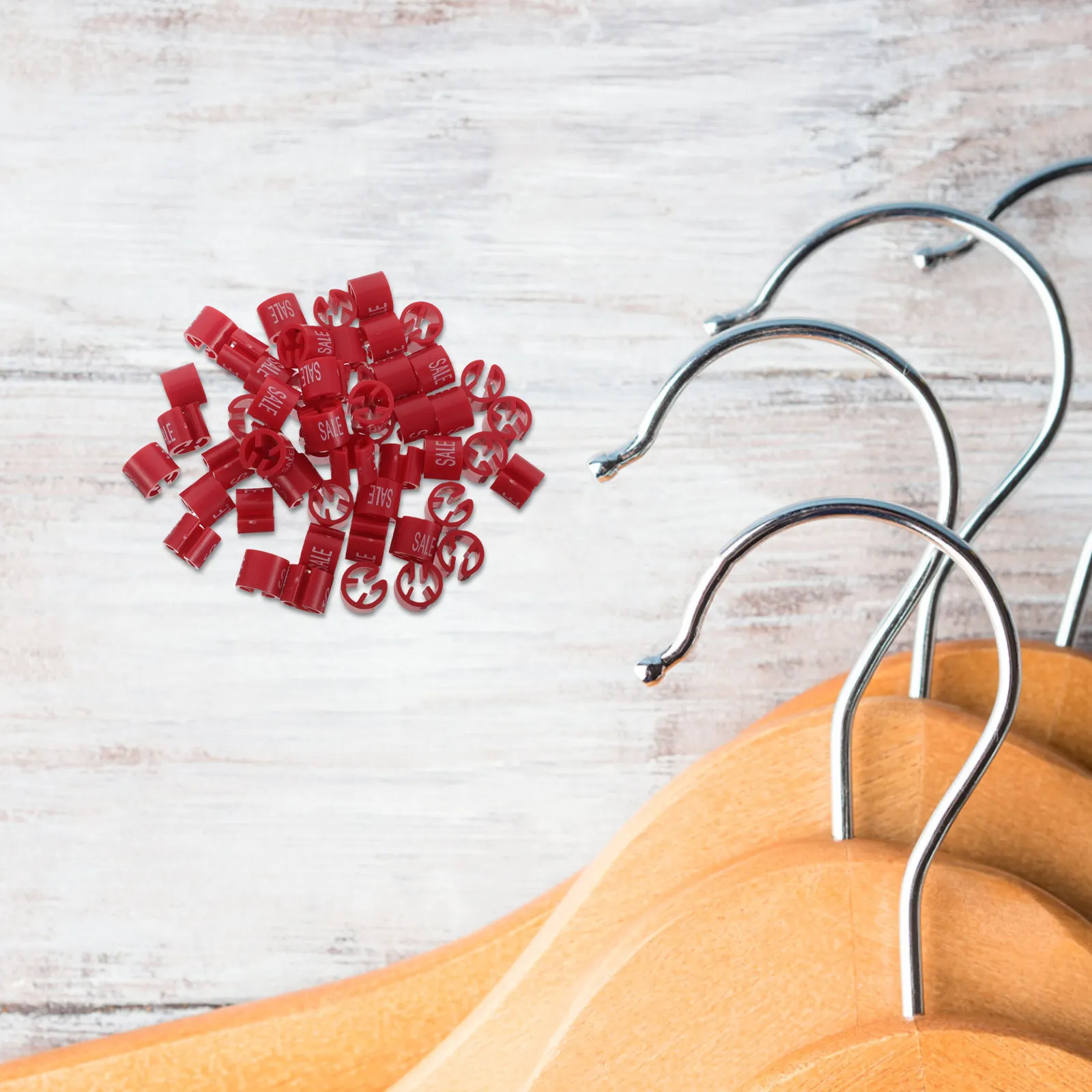 100개 플라스틱 라벨 클립: 효율적인 의류 정리 및 소매 판촉을 위한 밝은 빨간..