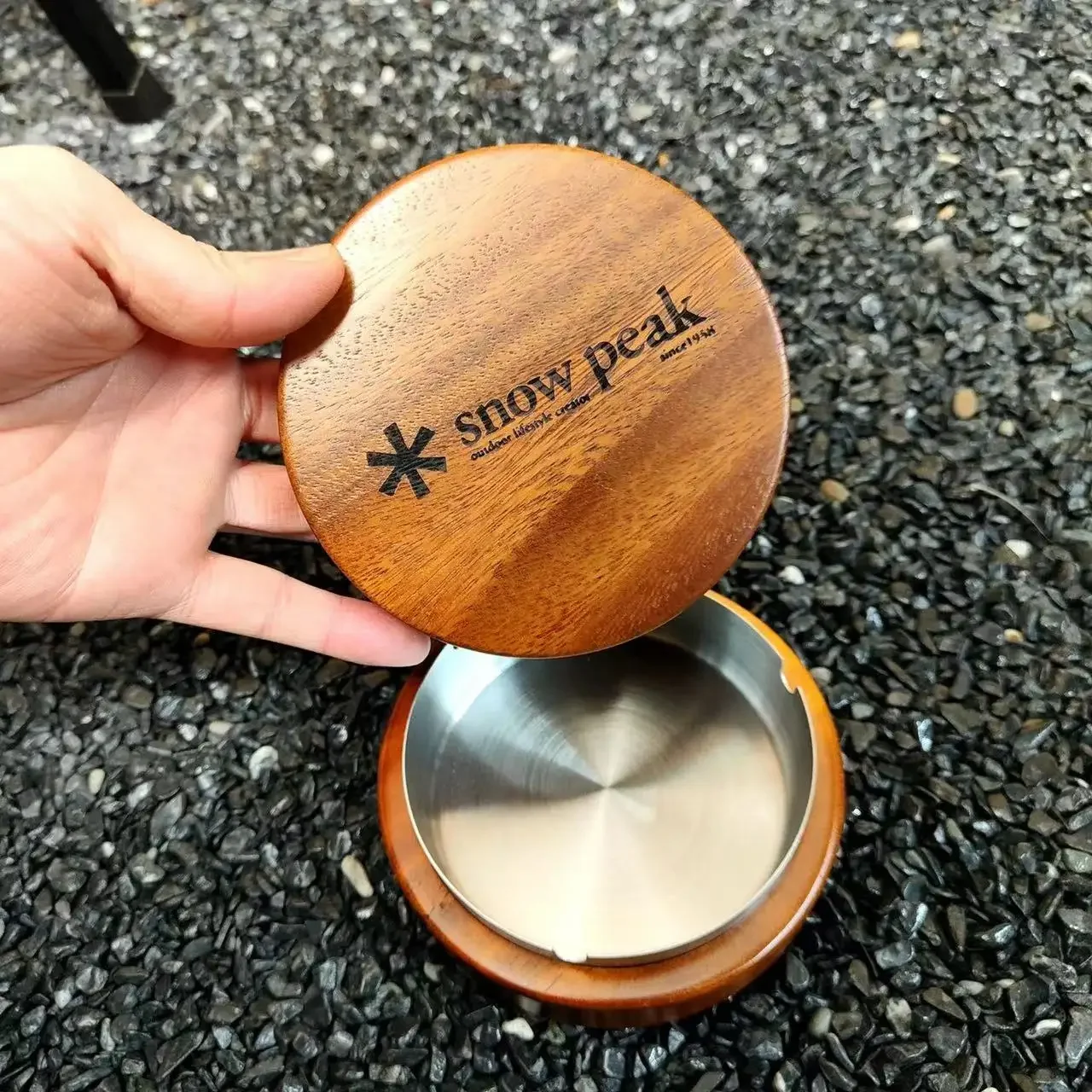 

Outdoor camping walnut solid wood freshly dug stainless steel round ashtray with cover