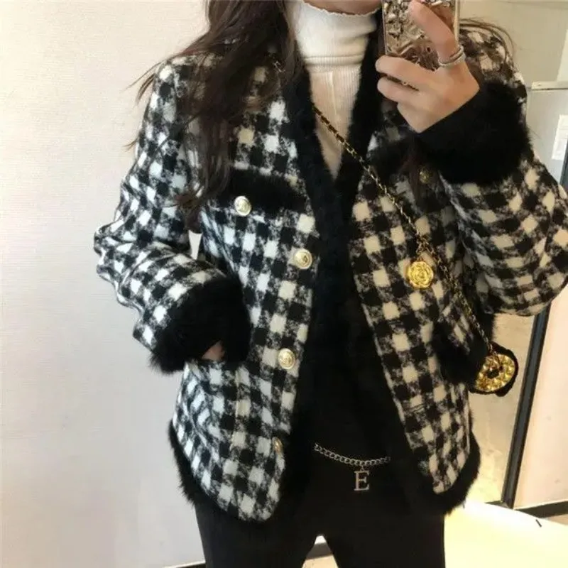 

2024 New Winter Thousand Bird Grid Small Fragrant Wind Coat Women's Plush Thickened Black White Grid Fashion Versatile Short Top