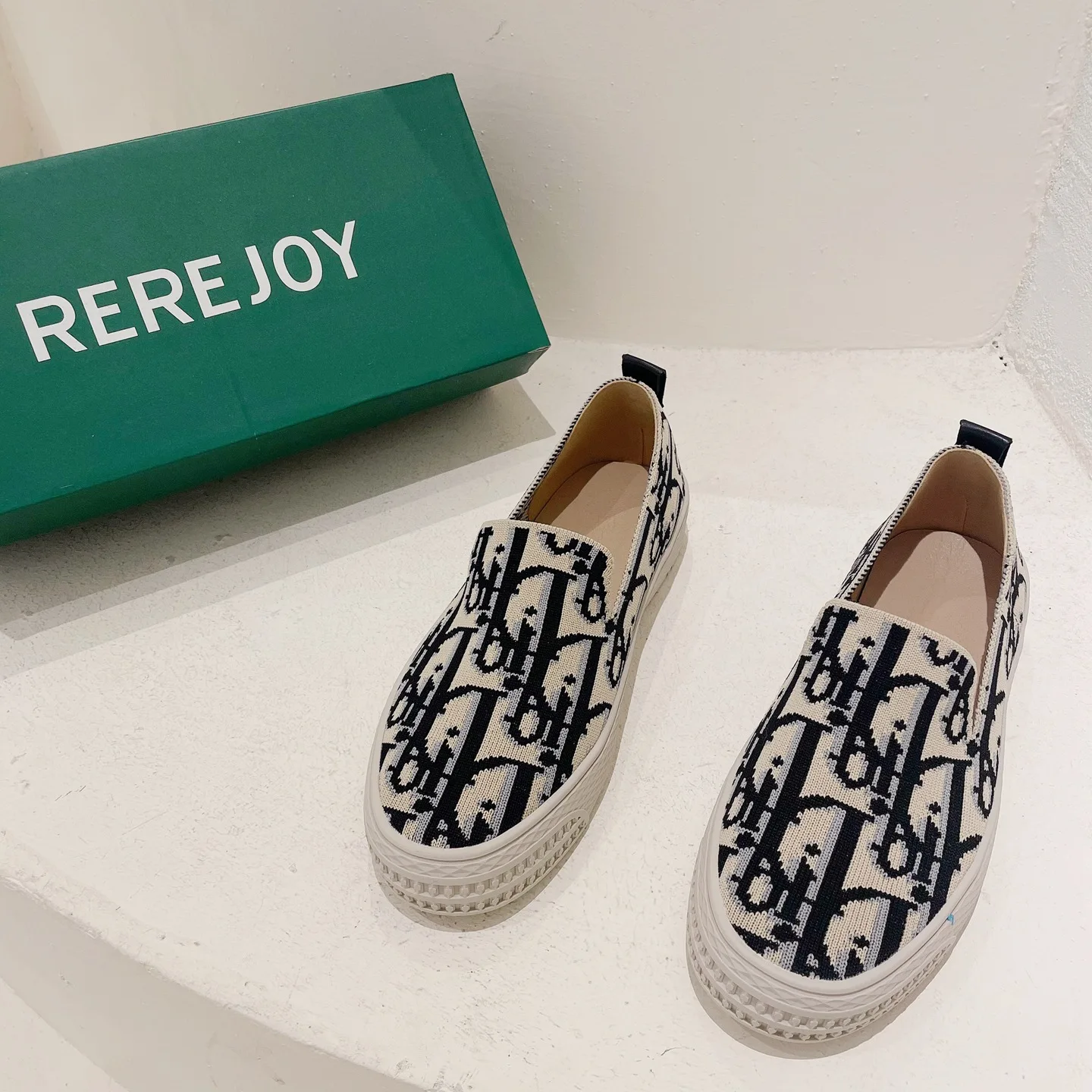 New flying weaver round head fisherman shoes tide check pattern shallow mouth slip-on thick sole casual single shoes women