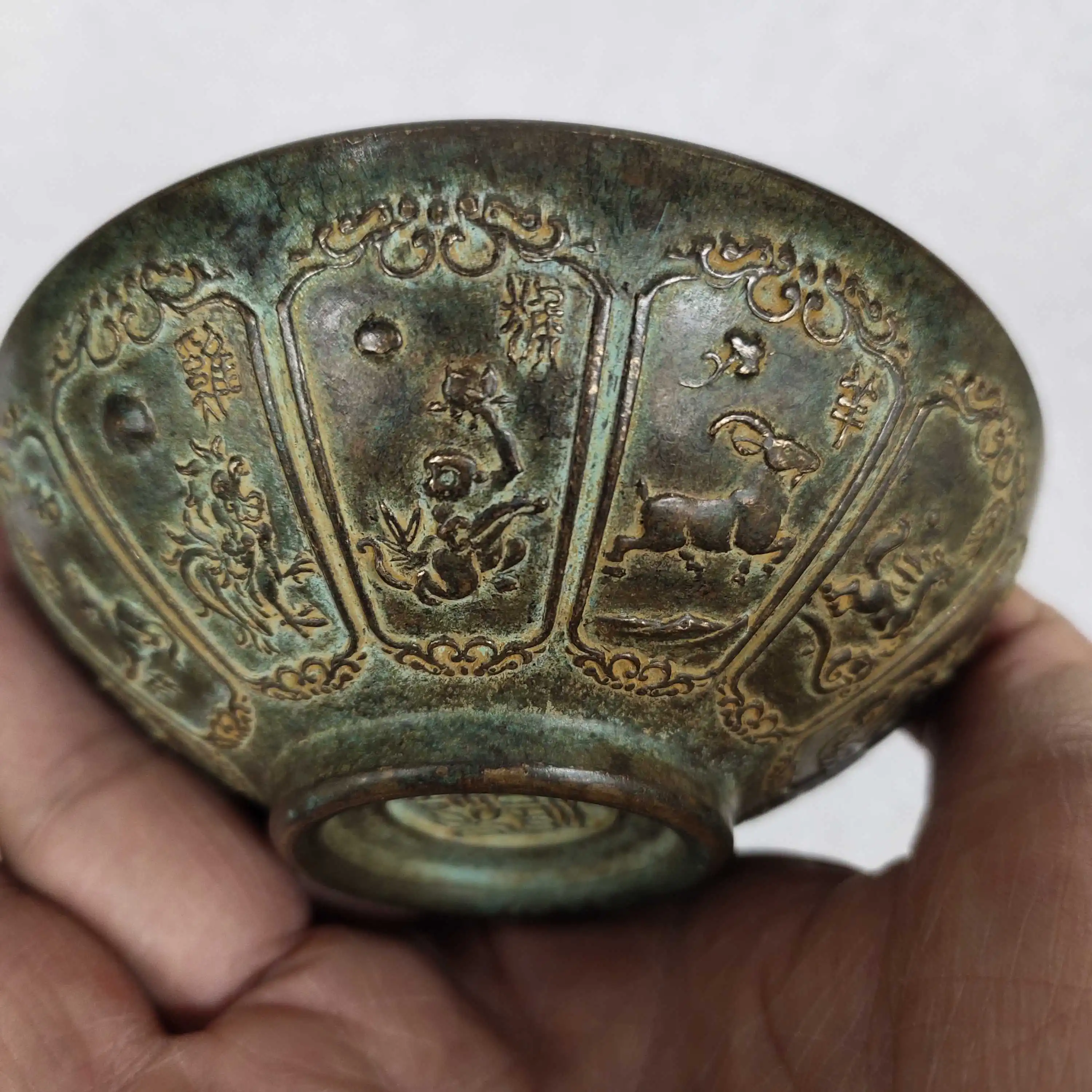 

Antique miscellaneous retro old pure copper belt green rust zodiac bowl patina old collection home furnishings