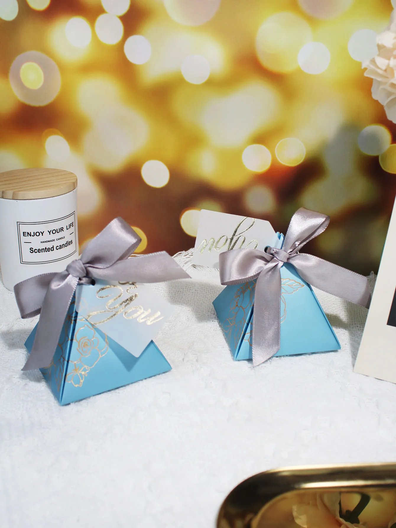 Dreieckige Schachtel mit exquisiten, heißgeprägten Bändern, geeignet für Hochzeiten, Partys und als Bonbonschachtel, ist eine gute Wahl. – Detail 1