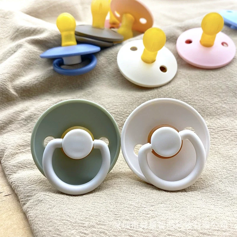 1 قطعة مصاصة الطفل اللاتكس أكثر لينة قريبة من ثدي أمي جولة يربك ألوان متنوعة مصاصة الطفل الأصغر سنا