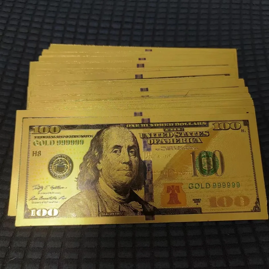 I Pacchi Della Pila Di 100 Dollari Americani E Banconote Delle Monete Oro Su Fondo Bianco Image141596014