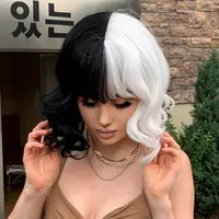 Cruella – cheveux mi-longs ondulés de couleur noir et blanc, 12 pouces, avec frange, pour cosplay, fête, usage quotidien 3