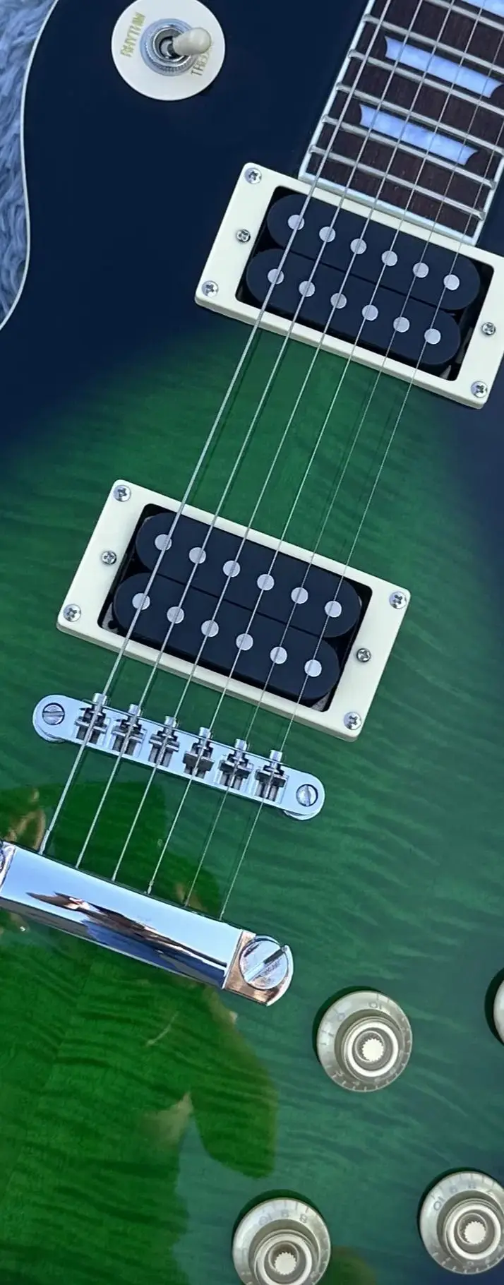 

Standard electric guitar, python green tiger pattern gradient color, signed, green retro tuner, lightning package