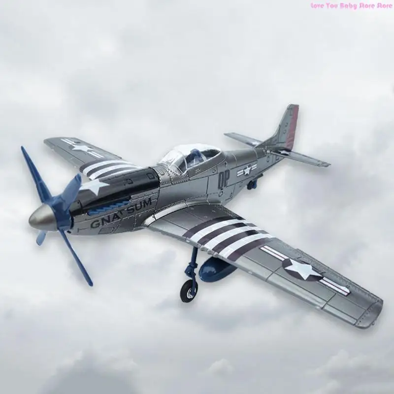 Enfant assemblant une maquette d'avion de chasse 1:48, concentré sur le montage des ailes