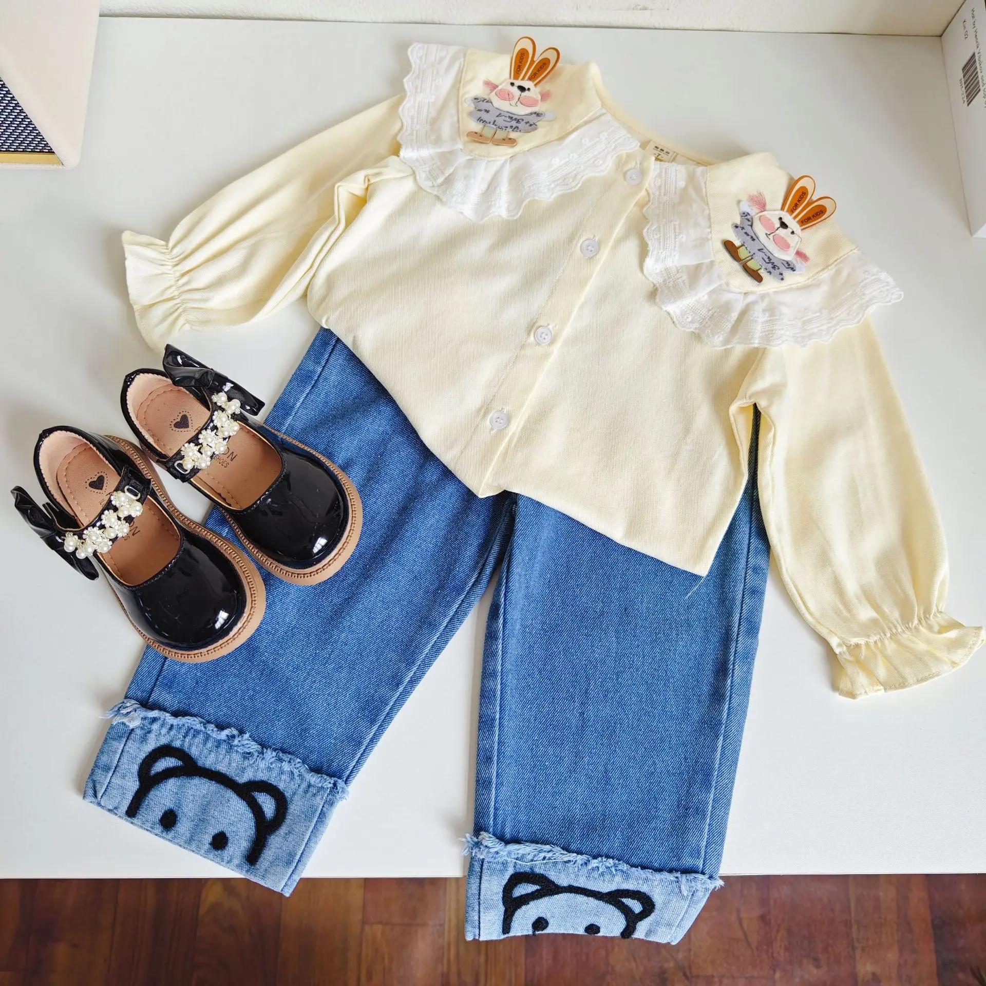 

2024 Autumn New Girls Cute Cartoon Doll Neck Shirt And Jeans Two Piece Set