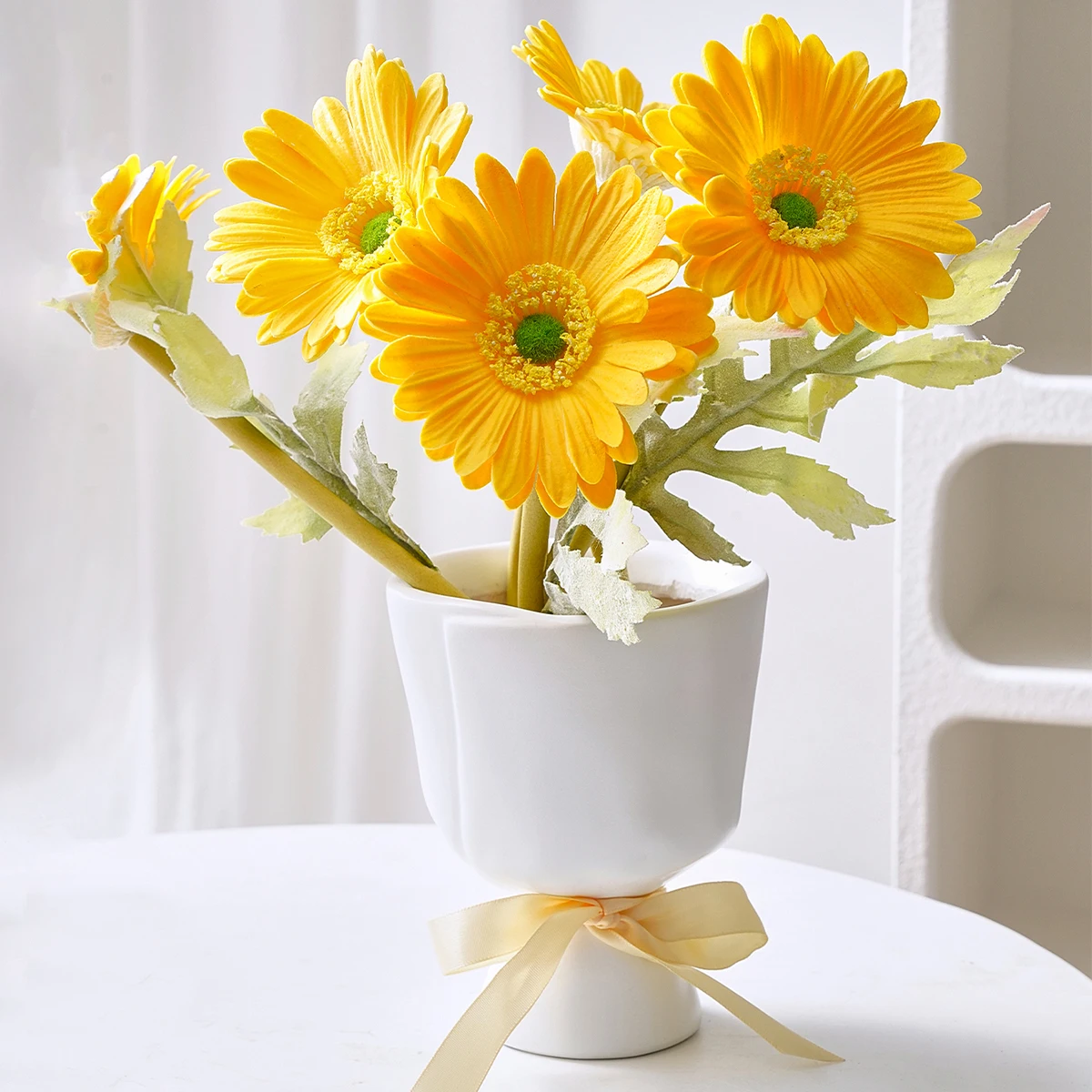 1PC, a simple white hand-held flower-shaped decorative vase, is suitable for home, wedding and party decoration