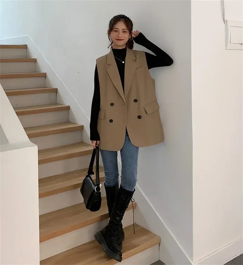 Рисунок 2 - Женские костюмы хаки