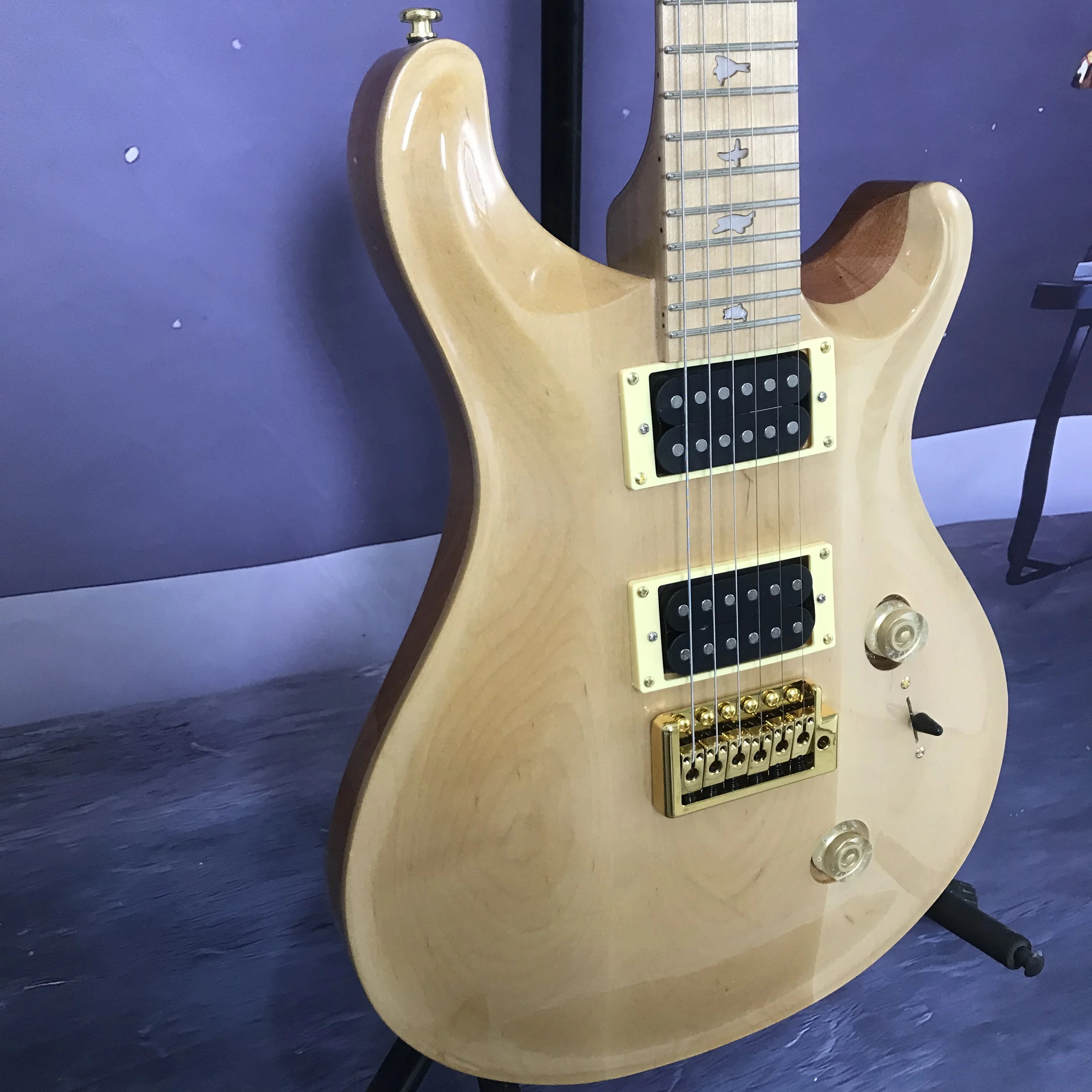 Electric guitar natural color maple wood top bird mahogany body good sound quality in stock