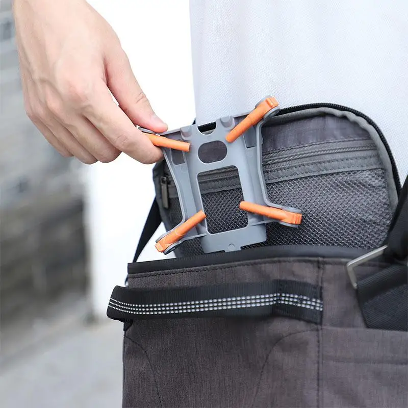 Rehausseur de caméra pour DJI Mavic Air 3 en main, montrant le trépied anti-collision et protection, pièce métallique robuste.