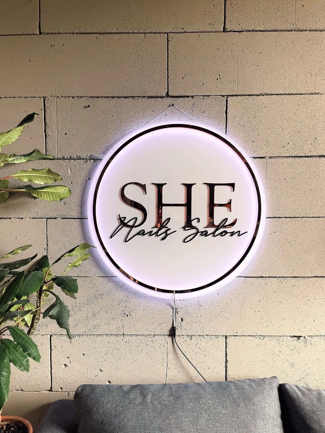 

Индивидуальные деловые 3D акриловые металлические знаки, логотип кофейни, бара, Косметологический салон, студия волос для ногтей, название компании, акриловый металлический знак