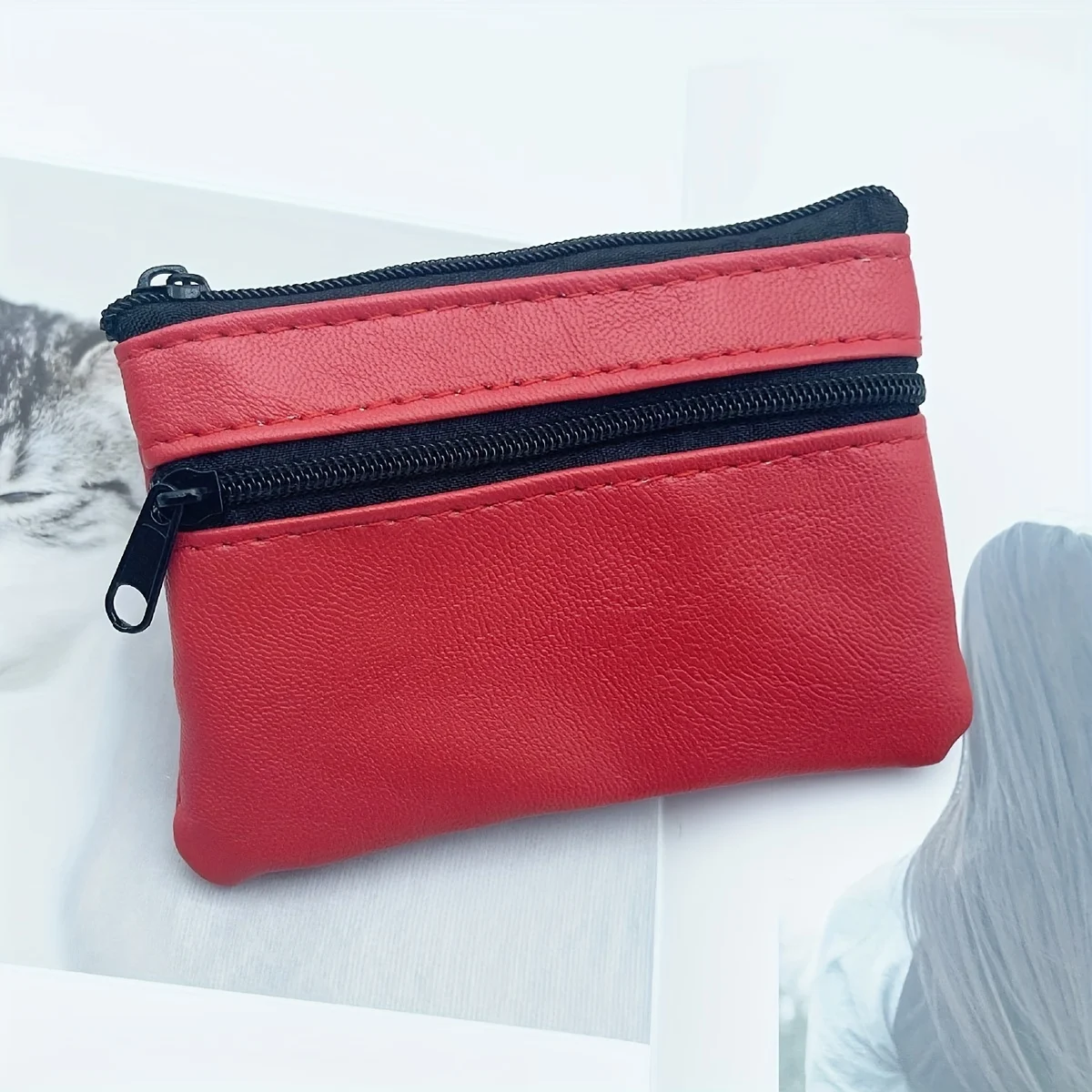 PU monetų piniginė rankoje