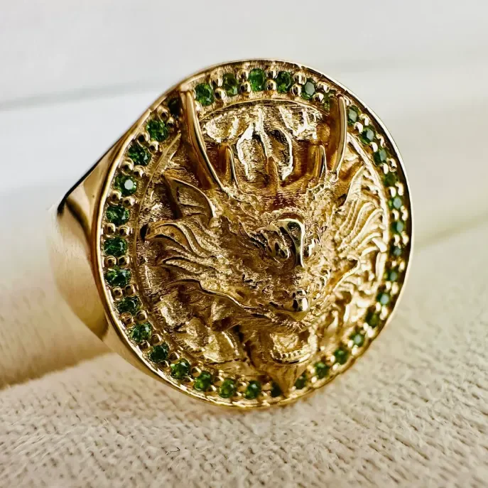 

Кольцо в этническом стиле золотого цвета с стереоскопическим тиснением и зеленым Цирконом кольцо с драконом мужское таинственное и властное Ювелирное кольцо