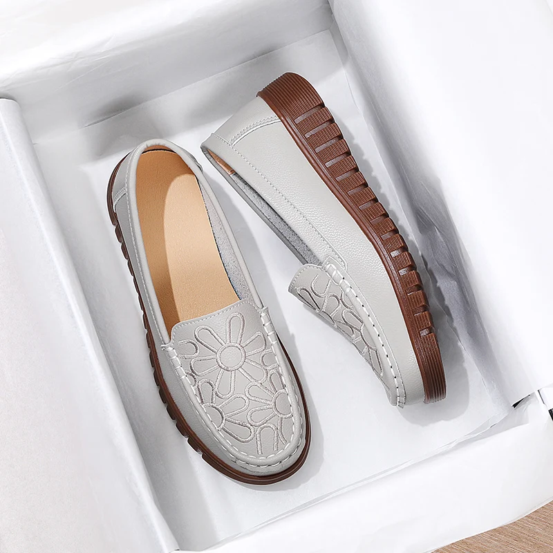 2023 New Leather Women's Flat Shoes Women's Casual Comfort Versatile Sports Shoes Embroidery Shoes Outdoor Walking Shoes