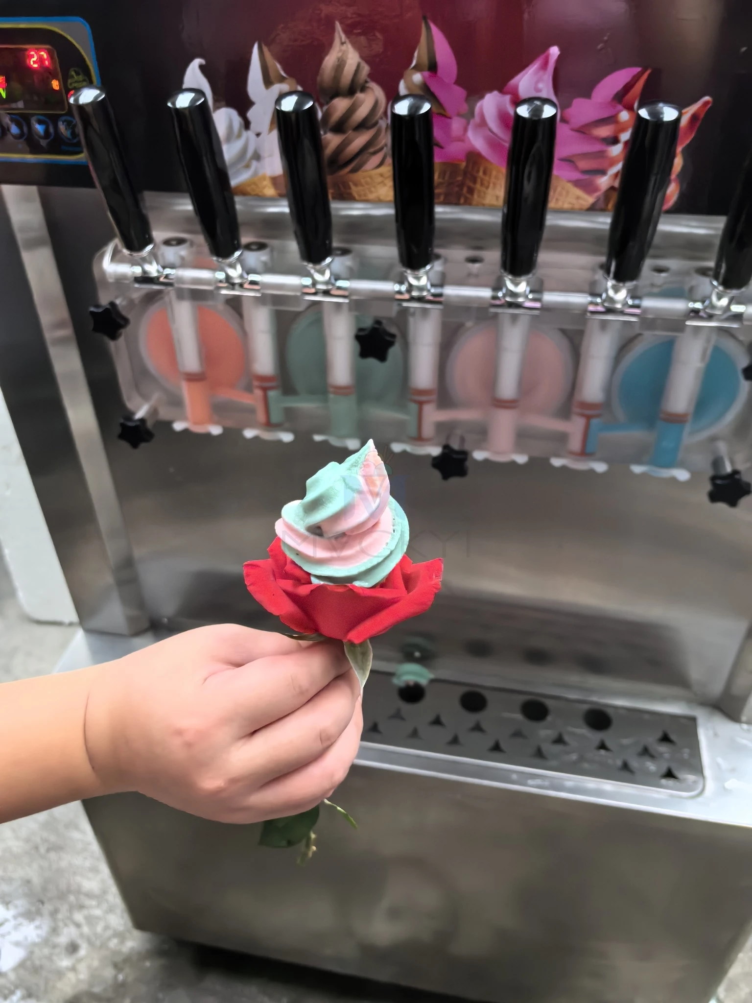 Mvckyi new 7 Flavors Soft Serve Ice Cream Machine Commercial Freezing Equipment 4+3 MIX sundae Soft Serve Ice Cream Machine 4