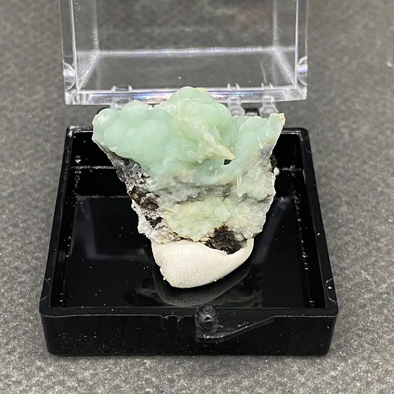 100%  Natural gibbsite （Ultraviolet fluorescence effect green）Mineral Specimens Stones and Crystals Healing Crystal