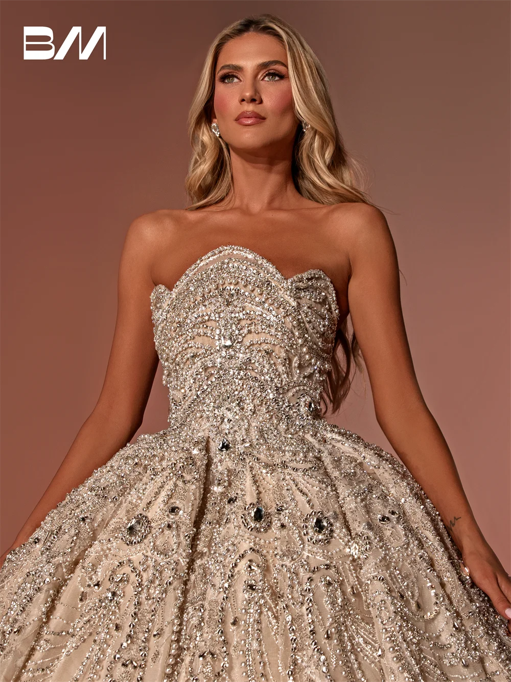 Рисунок 2 - Свадебное платье принцессы без бретелек с украшениями