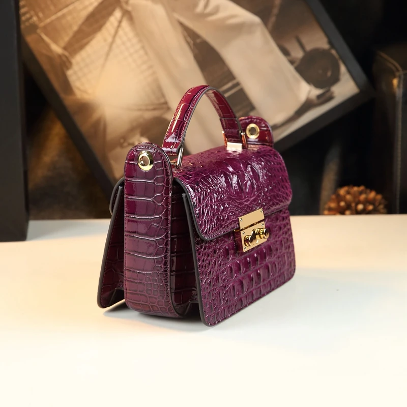 حقيبة يد نسائية بتصميم جلد التمساح، وهي قطعة فاخرة...