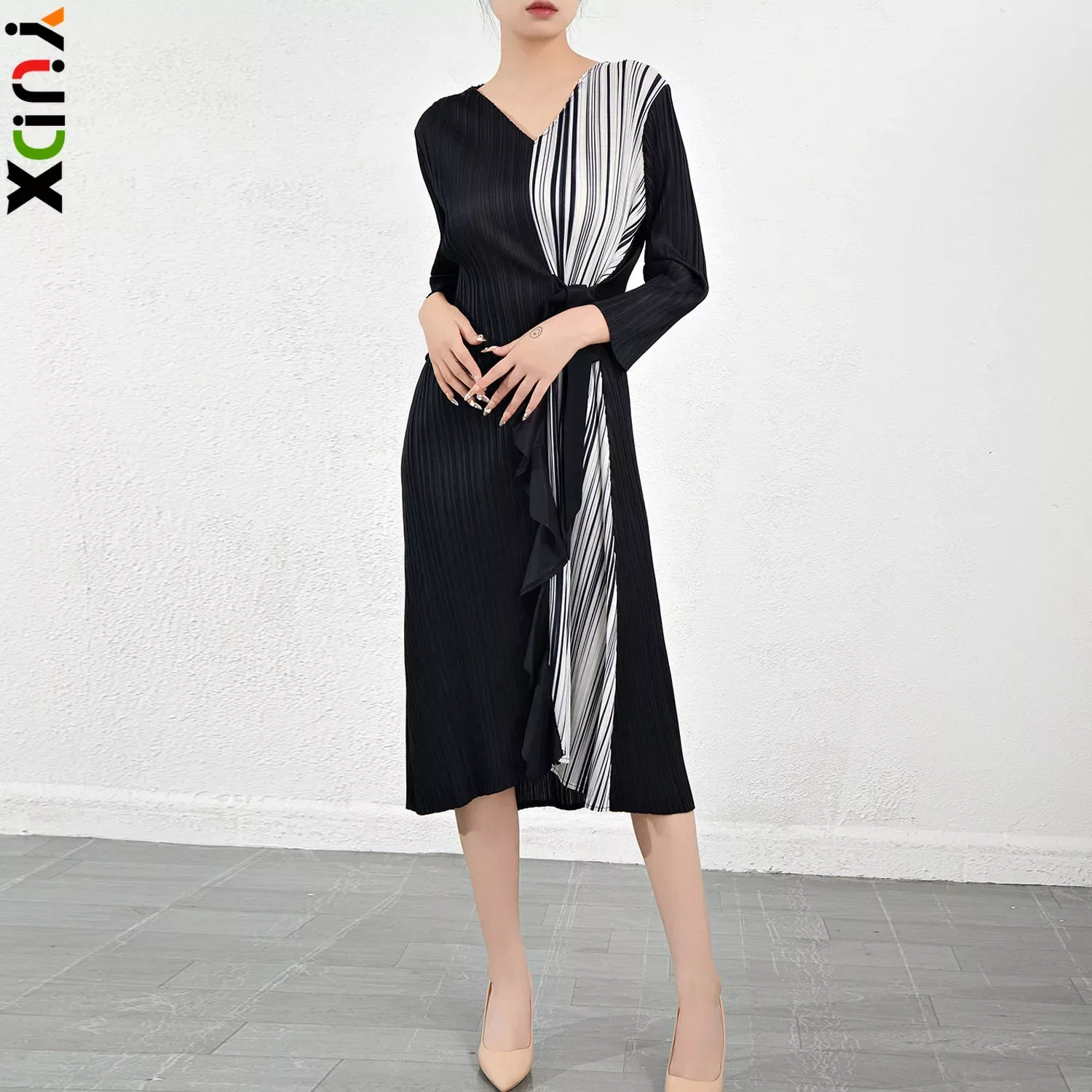 

YUDX Miyake Dress New Niche Design Slimming Contrast Color Mid Length Skirt for Women's Elegant Temperament V-neck Pleated Skirt