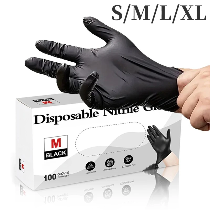 Mains portant des gants nitrile jetables noirs et jaunes, en situation d'utilisation.