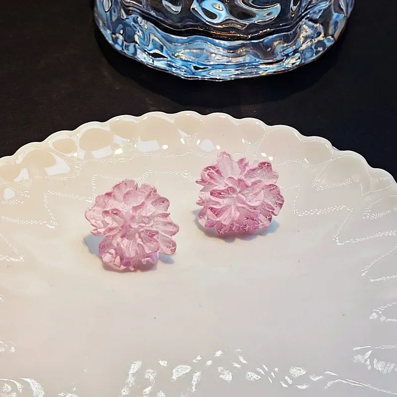 Elegant White Flower Stud Earrings - Unique Design Jewelry