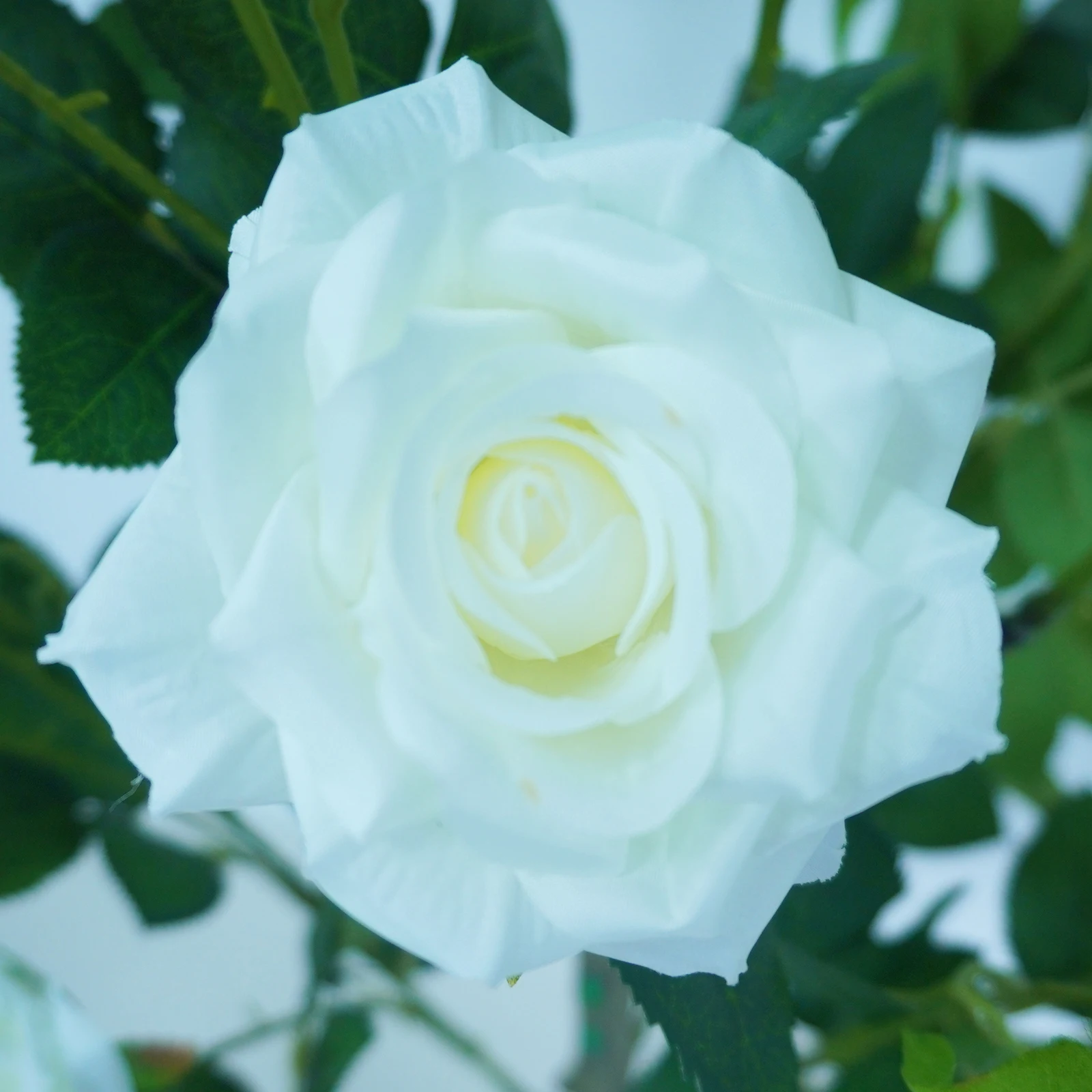 2 Stück 120 cm große künstliche Rosenbäume, Blumenbodenpflanzen mit realistischen Blüten, künstliche Rosensträuße im Topf für Zuhause, Eingangsbereich – Detail 11