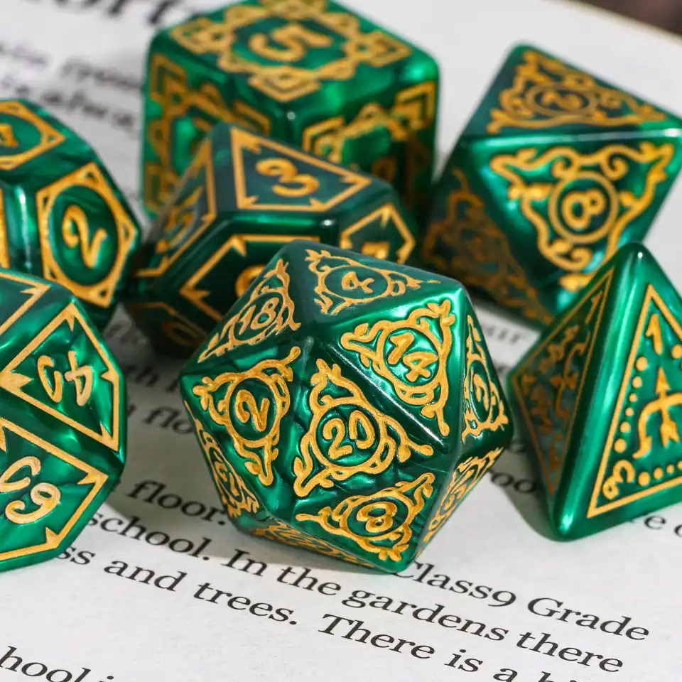 Set di dadi chiari e scuri, dadi poliedrici, dadi per D&D, Dungeons and Dragons, gioco di ruolo da tavolo. Set di dadi satinati opachi per giochi di ruolo da tavolo