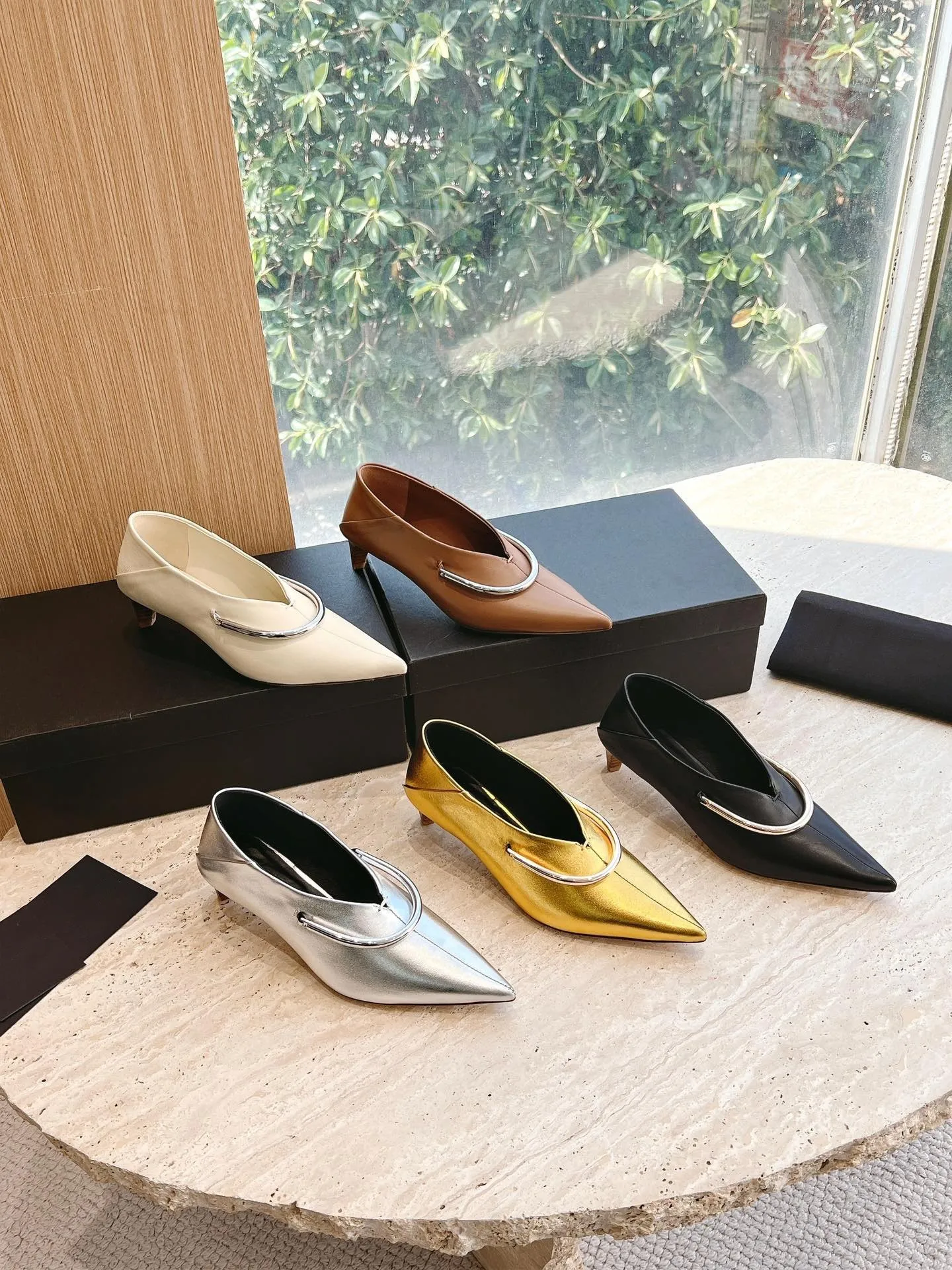 

Simple Women's Flat Single Shoes Leather Personality Pumps High-End Brand Runway High Heels Pointed Toe Strange Style Heel Pumps